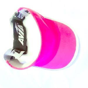 I am selling a very known 90s style hat.